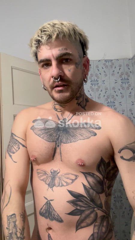 Dos lenguas con verga tatuada