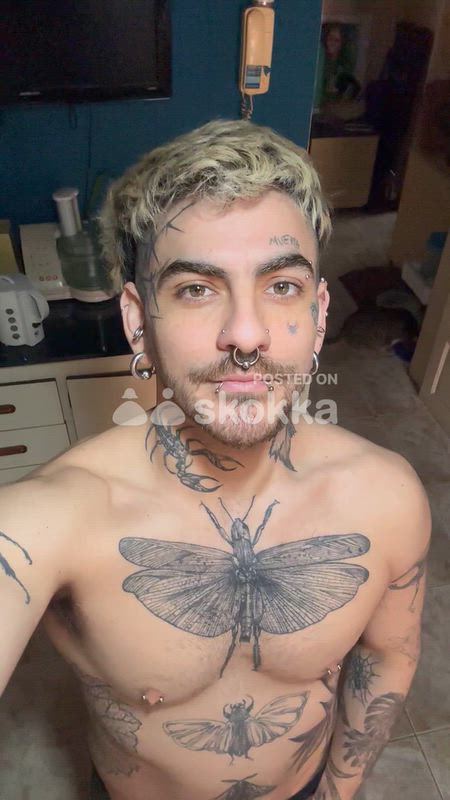 Dos lenguas con verga tatuada